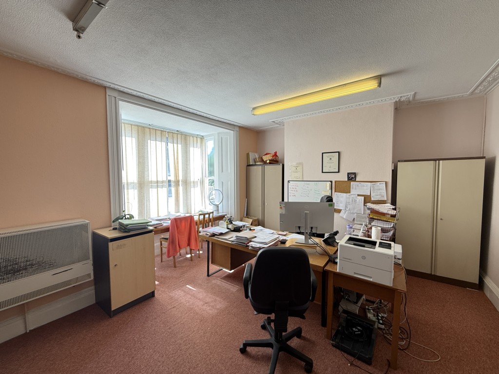 Lot: 56 - SUBSTANTIAL FREEHOLD COMMERCIAL PREMISES FOR OCCUPATION OR REDEVELOPMENT - First floor front office room